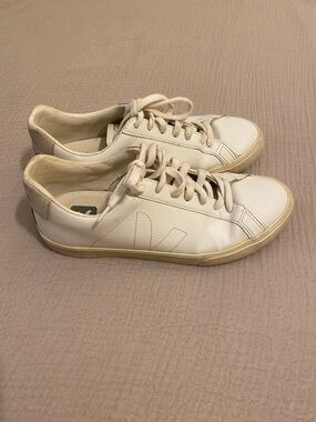 Veja White Low-Top Sneakers. Size 8